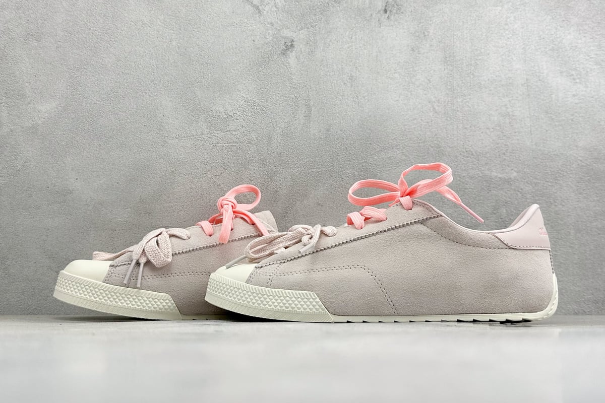 匡威 Converse All Star 自从2019年匡威进军篮球鞋市场往后给我们带来了All Star Pro BB Evo和Converse G4,也签约了第三位代言人谢伊-吉尔吉斯-亚历山大,给我们带来了全新的Converse All Star Pro BB Evo鞋款,相比较原版BB Low,Evo版本拥有着更为合理的低帮设计。就BB low的体验来说,从第一次上脚我就对他赋予了高度评价:这是一双训练脚踝力量的神器!但很显然,全新的Evo版本提高了鞋帮后势的幅度,看起来安全了很多。整双球鞋带来安全感的也不仅仅只有简单的低帮弧度改良。再设计的鞋面其实是EVO版本最大的亮点-实拍图5
