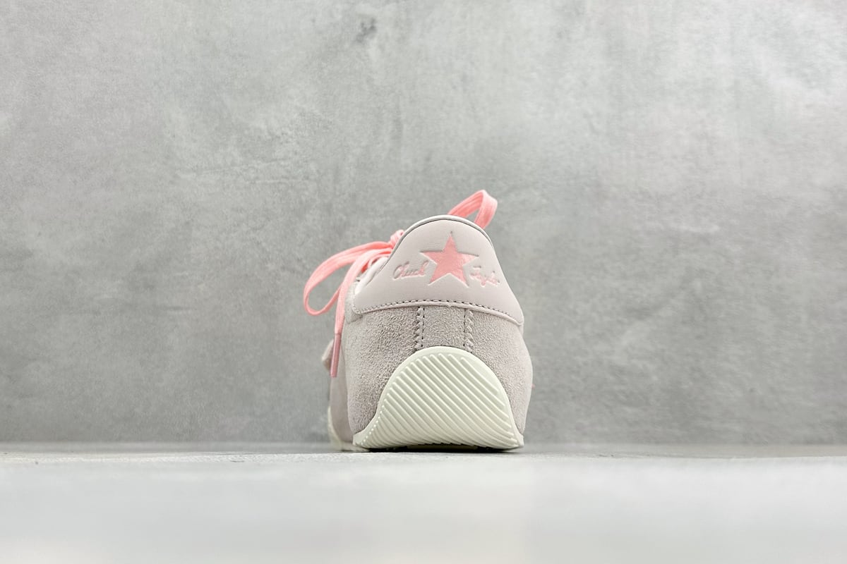 匡威 Converse All Star 自从2019年匡威进军篮球鞋市场往后给我们带来了All Star Pro BB Evo和Converse G4,也签约了第三位代言人谢伊-吉尔吉斯-亚历山大,给我们带来了全新的Converse All Star Pro BB Evo鞋款,相比较原版BB Low,Evo版本拥有着更为合理的低帮设计。就BB low的体验来说,从第一次上脚我就对他赋予了高度评价:这是一双训练脚踝力量的神器!但很显然,全新的Evo版本提高了鞋帮后势的幅度,看起来安全了很多。整双球鞋带来安全感的也不仅仅只有简单的低帮弧度改良。再设计的鞋面其实是EVO版本最大的亮点-实拍图6