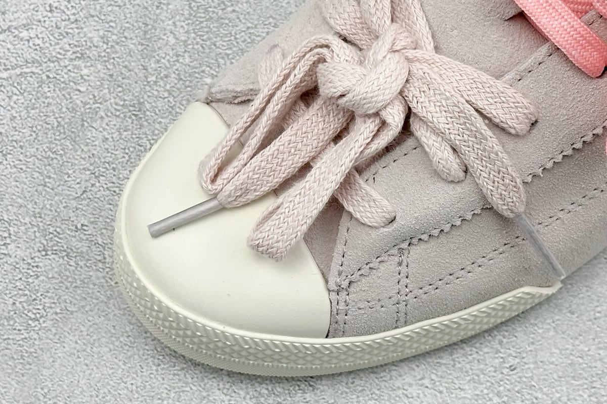 匡威 Converse All Star 自从2019年匡威进军篮球鞋市场往后给我们带来了All Star Pro BB Evo和Converse G4,也签约了第三位代言人谢伊-吉尔吉斯-亚历山大,给我们带来了全新的Converse All Star Pro BB Evo鞋款,相比较原版BB Low,Evo版本拥有着更为合理的低帮设计。就BB low的体验来说,从第一次上脚我就对他赋予了高度评价:这是一双训练脚踝力量的神器!但很显然,全新的Evo版本提高了鞋帮后势的幅度,看起来安全了很多。整双球鞋带来安全感的也不仅仅只有简单的低帮弧度改良。再设计的鞋面其实是EVO版本最大的亮点-实拍图7