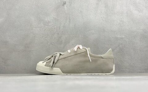 匡威Converse All Star 自从2019年匡威银黄橙进军篮球鞋市场往后给我们带来了All Star Pro BB Evo和Converse G4，也签约了第三位代言人谢伊-吉尔吉斯-亚历山大，给我们带来了全新的Converse All Star Pro BB Evo鞋款，相比较原版BB Low，Evo版本拥有着更为合理的低帮设计。就BB low的体验来说，从第一次上脚我就对他赋予了高度评价：这是一双训练脚踝力量的神器！但很显然，全新的Evo版本提高了鞋帮后势的幅度，看起来安全了很多。整双球鞋带来安全感的也不仅仅只有简单的低帮弧度改良。再设计的鞋面其实是EVO版本最大的亮点纯原版本 货号：A18892C