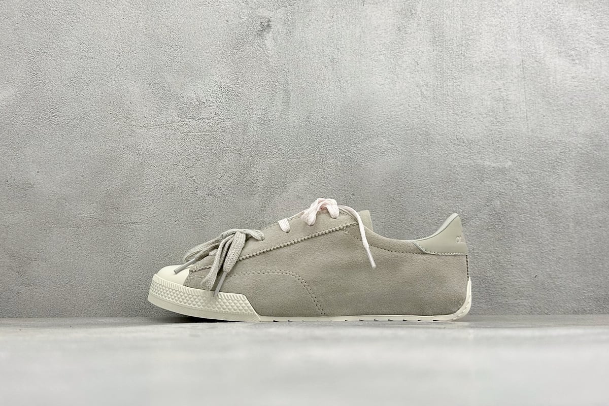 匡威 Converse All Star 自从2019年匡威进军篮球鞋市场往后给我们带来了All Star Pro BB Evo和Converse G4,也签约了第三位代言人谢伊-吉尔吉斯-亚历山大,给我们带来了全新的Converse All Star Pro BB Evo鞋款,相比较原版BB Low,Evo版本拥有着更为合理的低帮设计。就BB low的体验来说,从第一次上脚我就对他赋予了高度评价:这是一双训练脚踝力量的神器!但很显然,全新的Evo版本提高了鞋帮后势的幅度,看起来安全了很多。整双球鞋带来安全感的也不仅仅只有简单的低帮弧度改良。再设计的鞋面其实是EVO版本最大的亮点-实拍图1