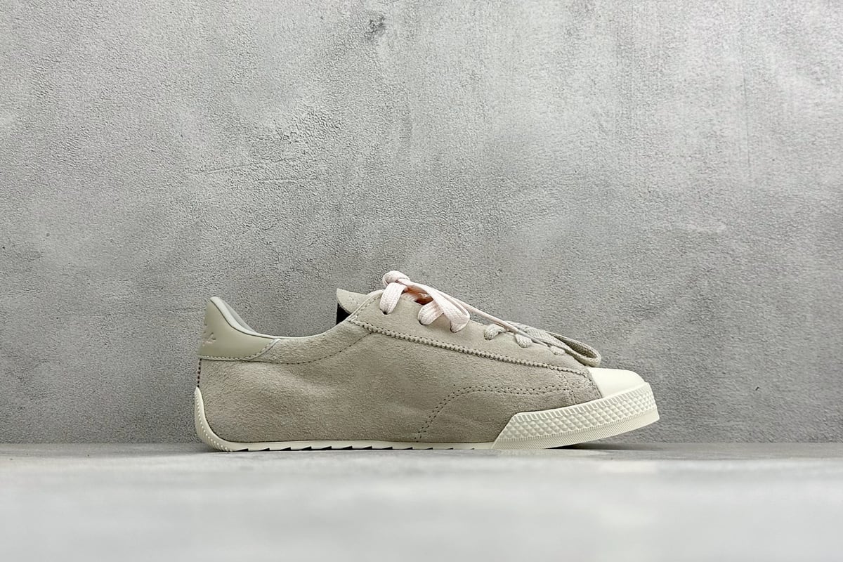 匡威 Converse All Star 自从2019年匡威进军篮球鞋市场往后给我们带来了All Star Pro BB Evo和Converse G4,也签约了第三位代言人谢伊-吉尔吉斯-亚历山大,给我们带来了全新的Converse All Star Pro BB Evo鞋款,相比较原版BB Low,Evo版本拥有着更为合理的低帮设计。就BB low的体验来说,从第一次上脚我就对他赋予了高度评价:这是一双训练脚踝力量的神器!但很显然,全新的Evo版本提高了鞋帮后势的幅度,看起来安全了很多。整双球鞋带来安全感的也不仅仅只有简单的低帮弧度改良。再设计的鞋面其实是EVO版本最大的亮点-实拍图2