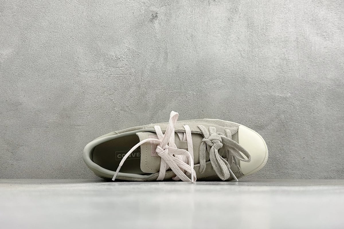 匡威 Converse All Star 自从2019年匡威进军篮球鞋市场往后给我们带来了All Star Pro BB Evo和Converse G4,也签约了第三位代言人谢伊-吉尔吉斯-亚历山大,给我们带来了全新的Converse All Star Pro BB Evo鞋款,相比较原版BB Low,Evo版本拥有着更为合理的低帮设计。就BB low的体验来说,从第一次上脚我就对他赋予了高度评价:这是一双训练脚踝力量的神器!但很显然,全新的Evo版本提高了鞋帮后势的幅度,看起来安全了很多。整双球鞋带来安全感的也不仅仅只有简单的低帮弧度改良。再设计的鞋面其实是EVO版本最大的亮点-实拍图3