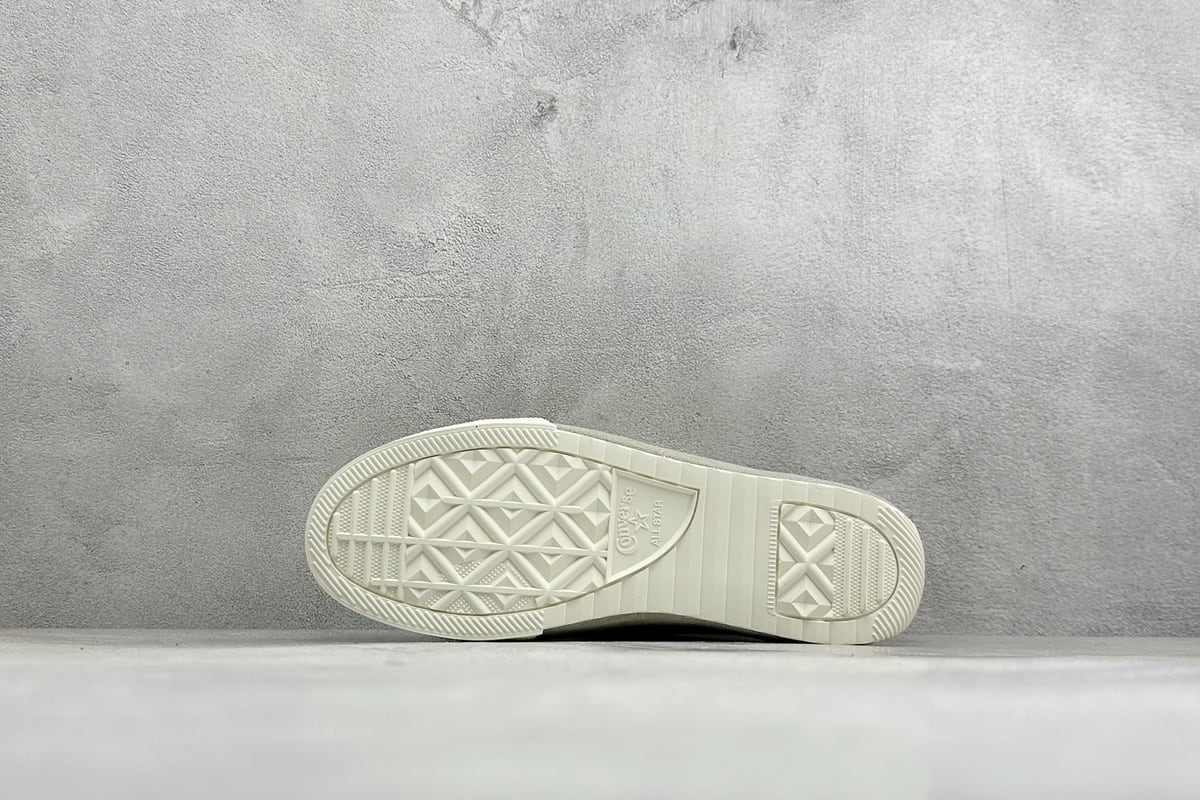 匡威 Converse All Star 自从2019年匡威进军篮球鞋市场往后给我们带来了All Star Pro BB Evo和Converse G4,也签约了第三位代言人谢伊-吉尔吉斯-亚历山大,给我们带来了全新的Converse All Star Pro BB Evo鞋款,相比较原版BB Low,Evo版本拥有着更为合理的低帮设计。就BB low的体验来说,从第一次上脚我就对他赋予了高度评价:这是一双训练脚踝力量的神器!但很显然,全新的Evo版本提高了鞋帮后势的幅度,看起来安全了很多。整双球鞋带来安全感的也不仅仅只有简单的低帮弧度改良。再设计的鞋面其实是EVO版本最大的亮点-实拍图4