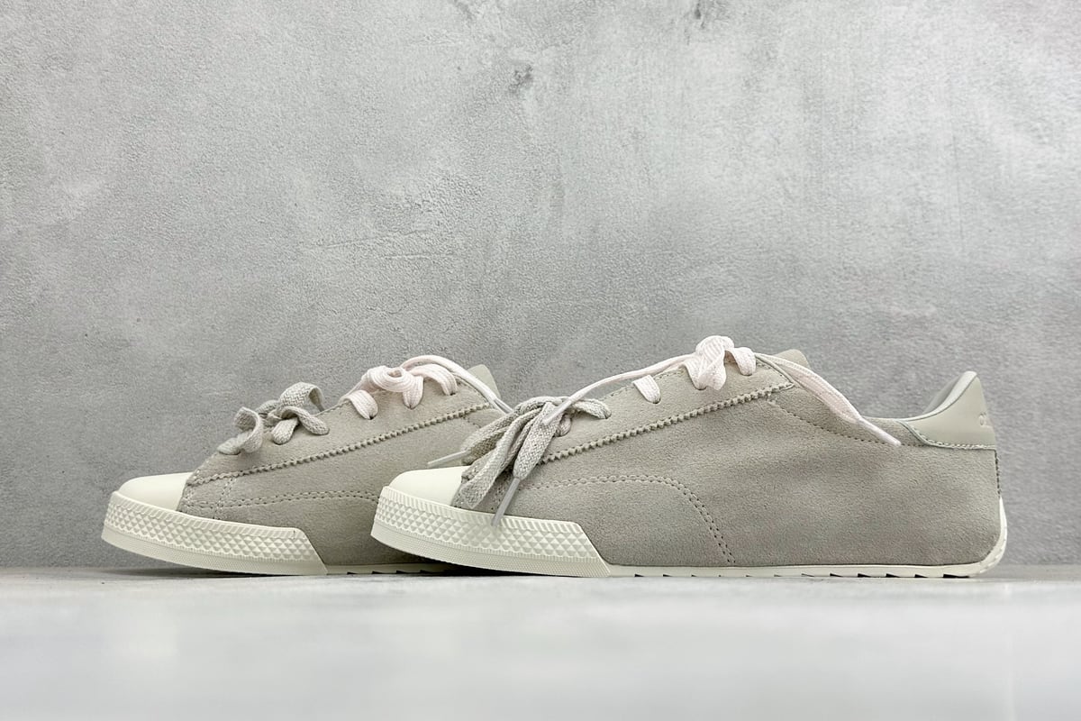 匡威 Converse All Star 自从2019年匡威进军篮球鞋市场往后给我们带来了All Star Pro BB Evo和Converse G4,也签约了第三位代言人谢伊-吉尔吉斯-亚历山大,给我们带来了全新的Converse All Star Pro BB Evo鞋款,相比较原版BB Low,Evo版本拥有着更为合理的低帮设计。就BB low的体验来说,从第一次上脚我就对他赋予了高度评价:这是一双训练脚踝力量的神器!但很显然,全新的Evo版本提高了鞋帮后势的幅度,看起来安全了很多。整双球鞋带来安全感的也不仅仅只有简单的低帮弧度改良。再设计的鞋面其实是EVO版本最大的亮点-实拍图5