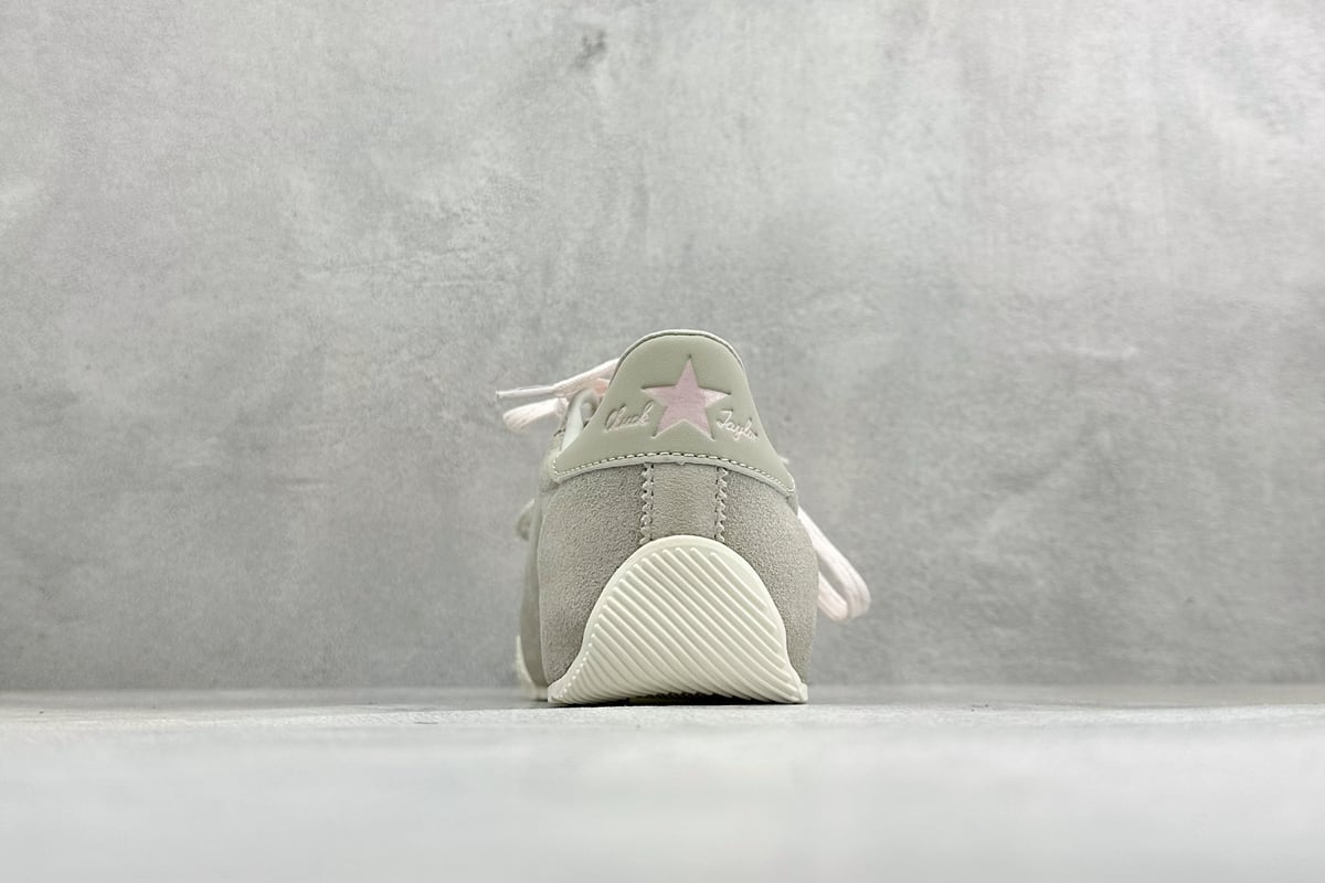匡威 Converse All Star 自从2019年匡威进军篮球鞋市场往后给我们带来了All Star Pro BB Evo和Converse G4,也签约了第三位代言人谢伊-吉尔吉斯-亚历山大,给我们带来了全新的Converse All Star Pro BB Evo鞋款,相比较原版BB Low,Evo版本拥有着更为合理的低帮设计。就BB low的体验来说,从第一次上脚我就对他赋予了高度评价:这是一双训练脚踝力量的神器!但很显然,全新的Evo版本提高了鞋帮后势的幅度,看起来安全了很多。整双球鞋带来安全感的也不仅仅只有简单的低帮弧度改良。再设计的鞋面其实是EVO版本最大的亮点-实拍图6
