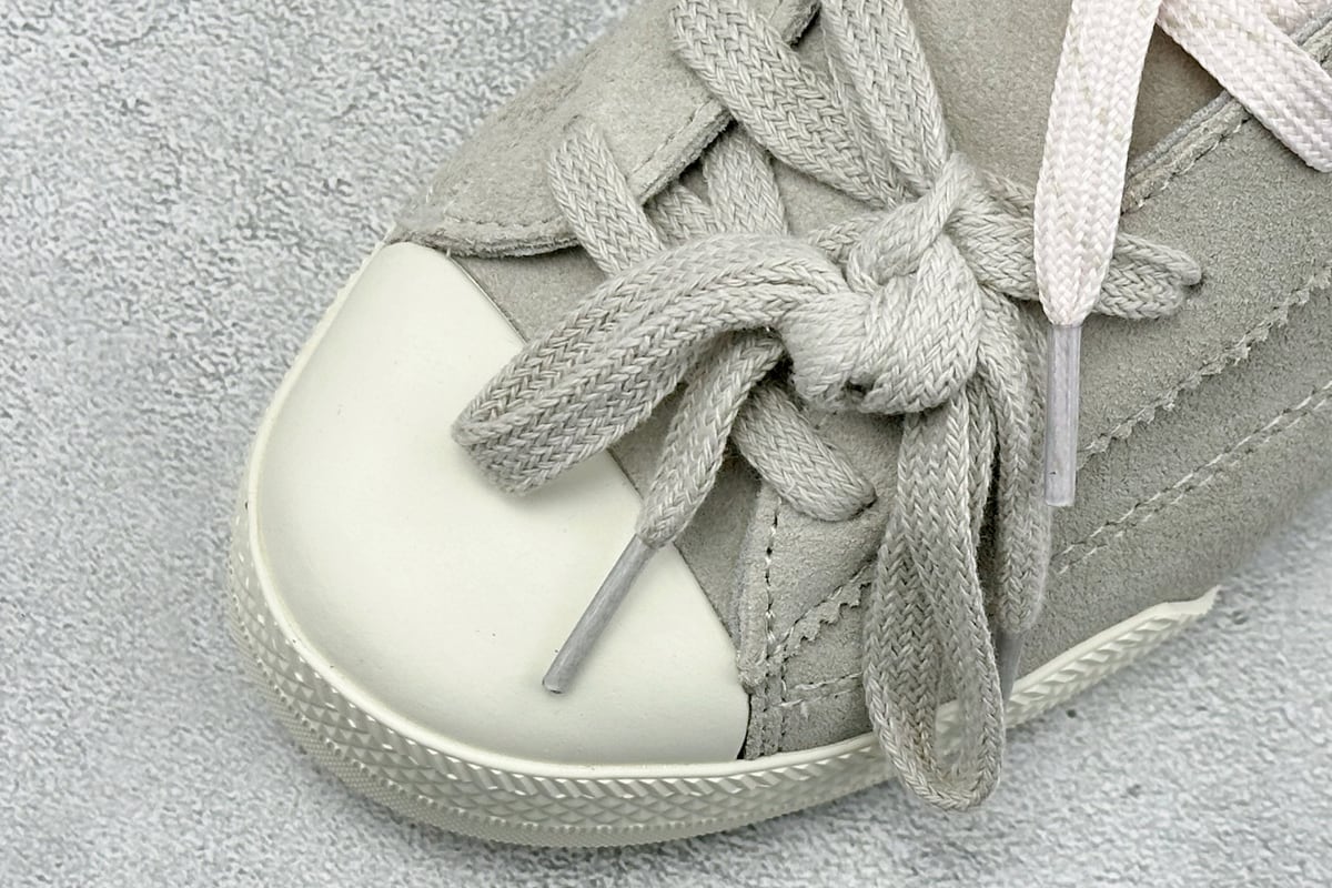 匡威 Converse All Star 自从2019年匡威进军篮球鞋市场往后给我们带来了All Star Pro BB Evo和Converse G4,也签约了第三位代言人谢伊-吉尔吉斯-亚历山大,给我们带来了全新的Converse All Star Pro BB Evo鞋款,相比较原版BB Low,Evo版本拥有着更为合理的低帮设计。就BB low的体验来说,从第一次上脚我就对他赋予了高度评价:这是一双训练脚踝力量的神器!但很显然,全新的Evo版本提高了鞋帮后势的幅度,看起来安全了很多。整双球鞋带来安全感的也不仅仅只有简单的低帮弧度改良。再设计的鞋面其实是EVO版本最大的亮点-实拍图7