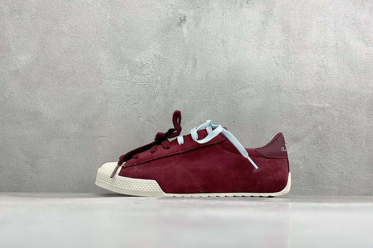 匡威 Converse All Star 自从2019年匡威进军篮球鞋市场往后给我们带来了All Star Pro BB Evo和Converse G4,也签约了第三位代言人谢伊-吉尔吉斯-亚历山大,给我们带来了全新的Converse All Star Pro BB Evo鞋款,相比较原版BB Low,Evo版本拥有着更为合理的低帮设计。就BB low的体验来说,从第一次上脚我就对他赋予了高度评价:这是一双训练脚踝力量的神器!但很显然,全新的Evo版本提高了鞋帮后势的幅度,看起来安全了很多。整双球鞋带来安全感的也不仅仅只有简单的低帮弧度改良。再设计的鞋面其实是EVO版本最大的亮点-实拍图1
