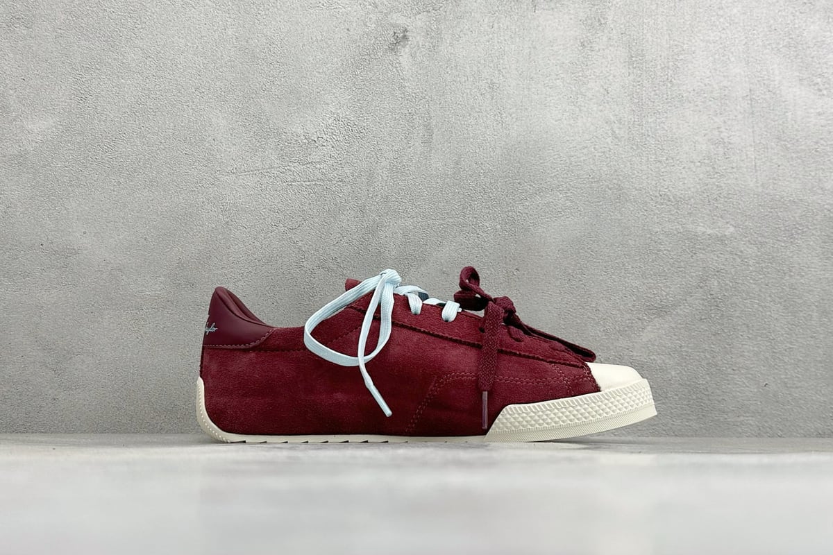 匡威 Converse All Star 自从2019年匡威进军篮球鞋市场往后给我们带来了All Star Pro BB Evo和Converse G4,也签约了第三位代言人谢伊-吉尔吉斯-亚历山大,给我们带来了全新的Converse All Star Pro BB Evo鞋款,相比较原版BB Low,Evo版本拥有着更为合理的低帮设计。就BB low的体验来说,从第一次上脚我就对他赋予了高度评价:这是一双训练脚踝力量的神器!但很显然,全新的Evo版本提高了鞋帮后势的幅度,看起来安全了很多。整双球鞋带来安全感的也不仅仅只有简单的低帮弧度改良。再设计的鞋面其实是EVO版本最大的亮点-实拍图2