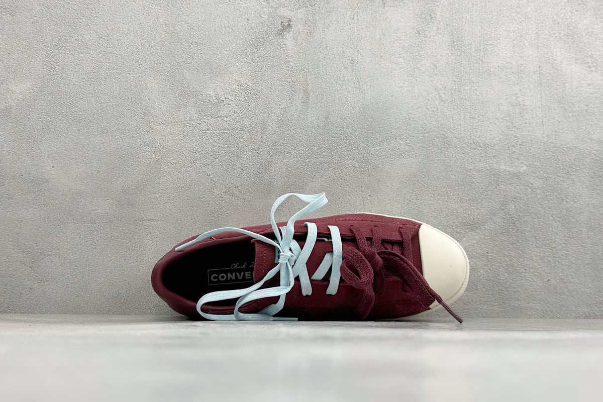 匡威 Converse All Star 自从2019年匡威进军篮球鞋市场往后给我们带来了All Star Pro BB Evo和Converse G4,也签约了第三位代言人谢伊-吉尔吉斯-亚历山大,给我们带来了全新的Converse All Star Pro BB Evo鞋款,相比较原版BB Low,Evo版本拥有着更为合理的低帮设计。就BB low的体验来说,从第一次上脚我就对他赋予了高度评价:这是一双训练脚踝力量的神器!但很显然,全新的Evo版本提高了鞋帮后势的幅度,看起来安全了很多。整双球鞋带来安全感的也不仅仅只有简单的低帮弧度改良。再设计的鞋面其实是EVO版本最大的亮点-实拍图3