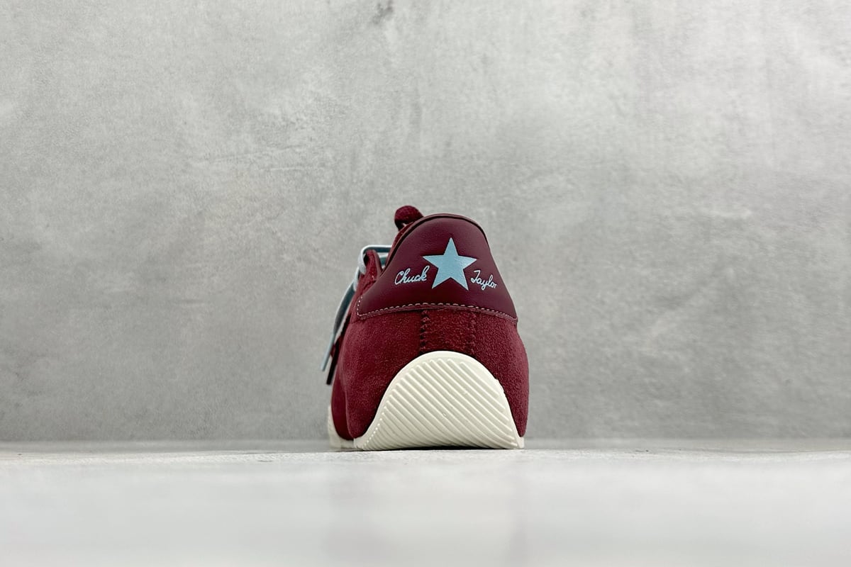匡威 Converse All Star 自从2019年匡威进军篮球鞋市场往后给我们带来了All Star Pro BB Evo和Converse G4,也签约了第三位代言人谢伊-吉尔吉斯-亚历山大,给我们带来了全新的Converse All Star Pro BB Evo鞋款,相比较原版BB Low,Evo版本拥有着更为合理的低帮设计。就BB low的体验来说,从第一次上脚我就对他赋予了高度评价:这是一双训练脚踝力量的神器!但很显然,全新的Evo版本提高了鞋帮后势的幅度,看起来安全了很多。整双球鞋带来安全感的也不仅仅只有简单的低帮弧度改良。再设计的鞋面其实是EVO版本最大的亮点-实拍图6