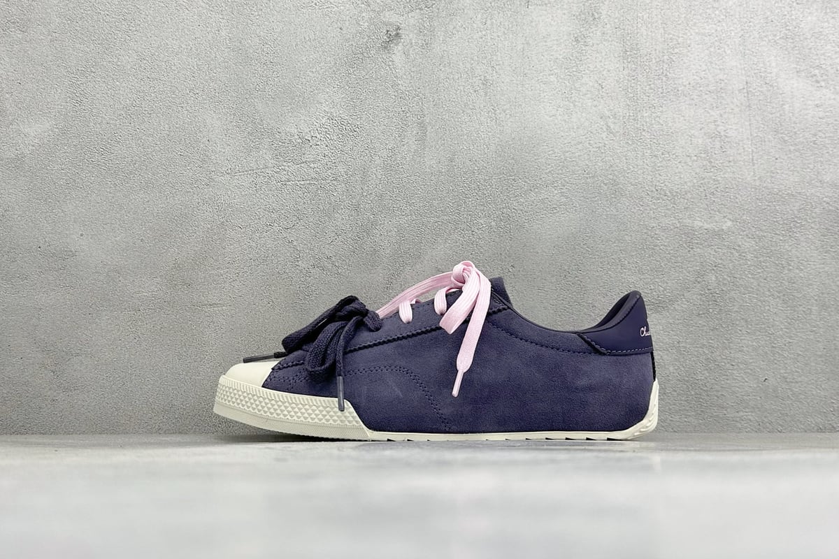 匡威 Converse All Star 自从2019年匡威进军篮球鞋市场往后给我们带来了All Star Pro BB Evo和Converse G4,也签约了第三位代言人谢伊-吉尔吉斯-亚历山大,给我们带来了全新的Converse All Star Pro BB Evo鞋款,相比较原版BB Low,Evo版本拥有着更为合理的低帮设计。就BB low的体验来说,从第一次上脚我就对他赋予了高度评价:这是一双训练脚踝力量的神器!但很显然,全新的Evo版本提高了鞋帮后势的幅度,看起来安全了很多。整双球鞋带来安全感的也不仅仅只有简单的低帮弧度改良。再设计的鞋面其实是EVO版本最大的亮点-实拍图1
