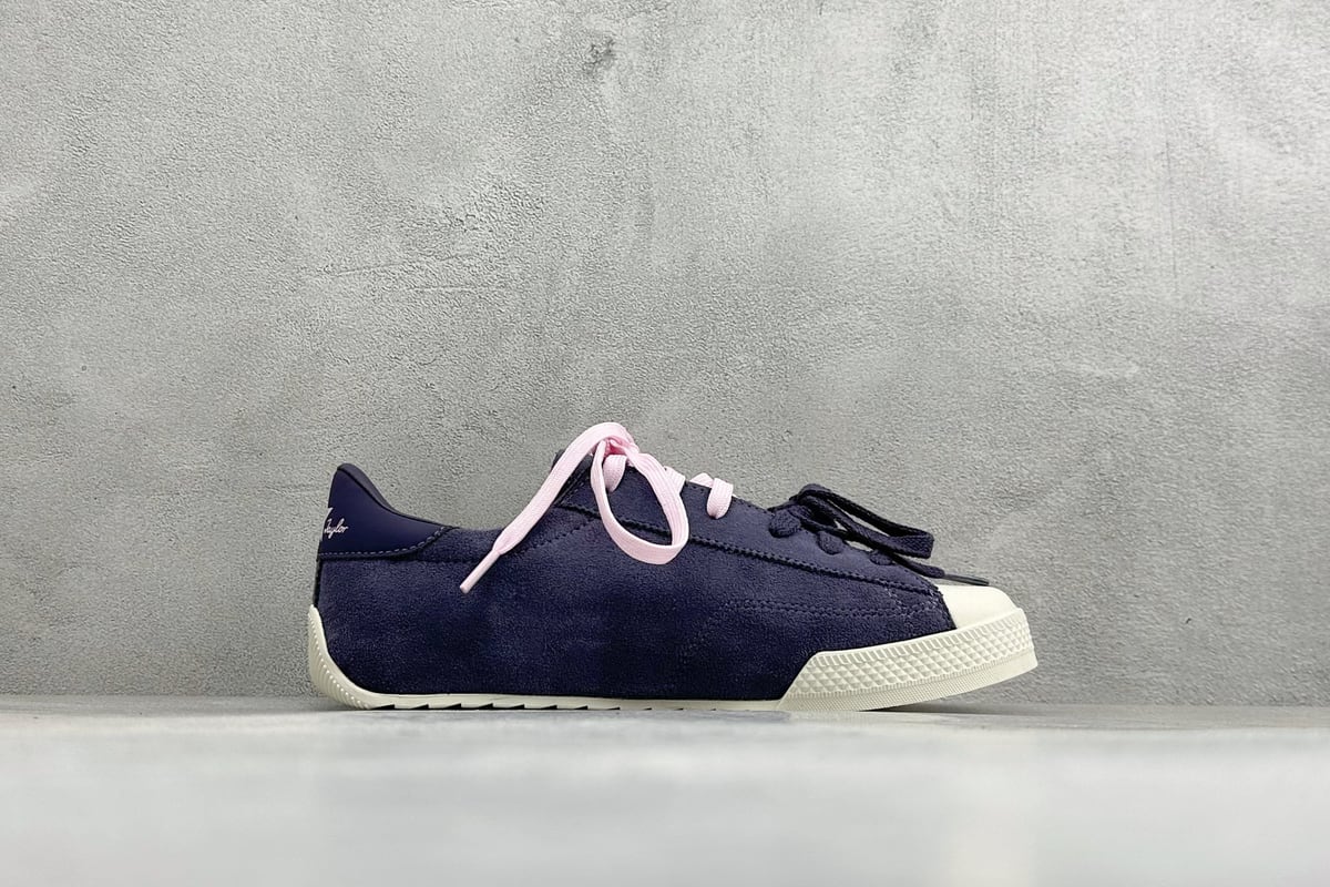 匡威 Converse All Star 自从2019年匡威进军篮球鞋市场往后给我们带来了All Star Pro BB Evo和Converse G4,也签约了第三位代言人谢伊-吉尔吉斯-亚历山大,给我们带来了全新的Converse All Star Pro BB Evo鞋款,相比较原版BB Low,Evo版本拥有着更为合理的低帮设计。就BB low的体验来说,从第一次上脚我就对他赋予了高度评价:这是一双训练脚踝力量的神器!但很显然,全新的Evo版本提高了鞋帮后势的幅度,看起来安全了很多。整双球鞋带来安全感的也不仅仅只有简单的低帮弧度改良。再设计的鞋面其实是EVO版本最大的亮点-实拍图2