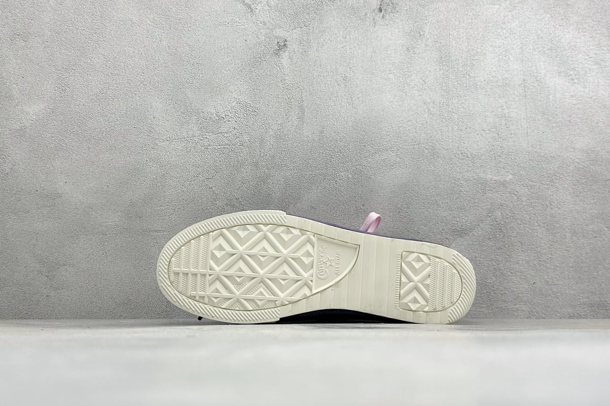 匡威 Converse All Star 自从2019年匡威进军篮球鞋市场往后给我们带来了All Star Pro BB Evo和Converse G4,也签约了第三位代言人谢伊-吉尔吉斯-亚历山大,给我们带来了全新的Converse All Star Pro BB Evo鞋款,相比较原版BB Low,Evo版本拥有着更为合理的低帮设计。就BB low的体验来说,从第一次上脚我就对他赋予了高度评价:这是一双训练脚踝力量的神器!但很显然,全新的Evo版本提高了鞋帮后势的幅度,看起来安全了很多。整双球鞋带来安全感的也不仅仅只有简单的低帮弧度改良。再设计的鞋面其实是EVO版本最大的亮点-实拍图4