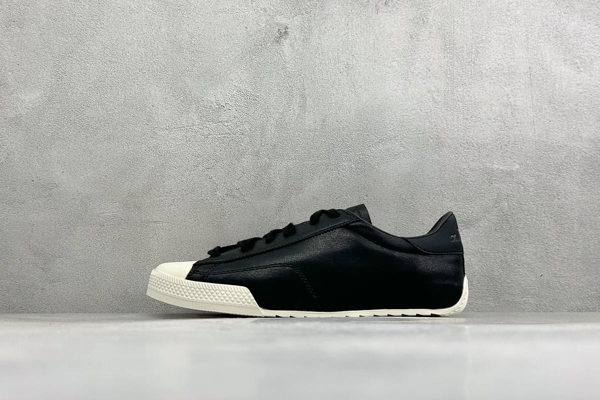 匡威 Converse All Star 自从2019年匡威进军篮球鞋市场往后给我们带来了All Star Pro BB Evo和Converse G4,也签约了第三位代言人谢伊-吉尔吉斯-亚历山大,给我们带来了全新的Converse All Star Pro BB Evo鞋款,相比较原版BB Low,Evo版本拥有着更为合理的低帮设计。就BB low的体验来说,从第一次上脚我就对他赋予了高度评价:这是一双训练脚踝力量的神器!但很显然,全新的Evo版本提高了鞋帮后势的幅度,看起来安全了很多。整双球鞋带来安全感的也不仅仅只有简单的低帮弧度改良。再设计的鞋面其实是EVO版本最大的亮点-实拍图1