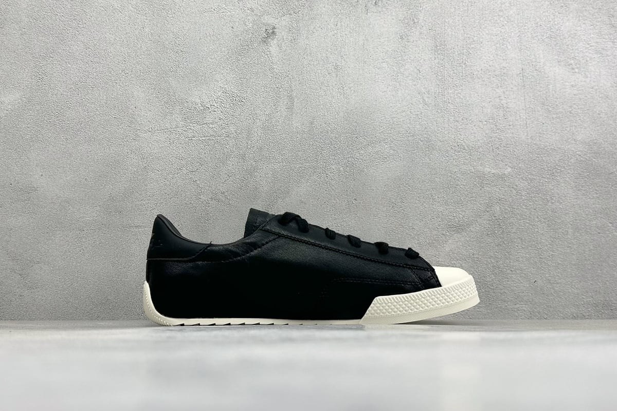匡威 Converse All Star 自从2019年匡威进军篮球鞋市场往后给我们带来了All Star Pro BB Evo和Converse G4,也签约了第三位代言人谢伊-吉尔吉斯-亚历山大,给我们带来了全新的Converse All Star Pro BB Evo鞋款,相比较原版BB Low,Evo版本拥有着更为合理的低帮设计。就BB low的体验来说,从第一次上脚我就对他赋予了高度评价:这是一双训练脚踝力量的神器!但很显然,全新的Evo版本提高了鞋帮后势的幅度,看起来安全了很多。整双球鞋带来安全感的也不仅仅只有简单的低帮弧度改良。再设计的鞋面其实是EVO版本最大的亮点-实拍图2