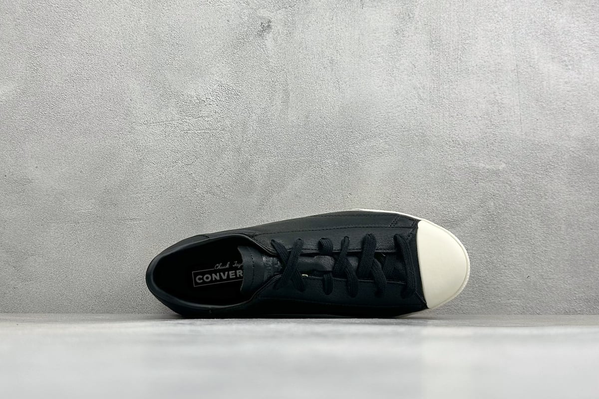 匡威 Converse All Star 自从2019年匡威进军篮球鞋市场往后给我们带来了All Star Pro BB Evo和Converse G4,也签约了第三位代言人谢伊-吉尔吉斯-亚历山大,给我们带来了全新的Converse All Star Pro BB Evo鞋款,相比较原版BB Low,Evo版本拥有着更为合理的低帮设计。就BB low的体验来说,从第一次上脚我就对他赋予了高度评价:这是一双训练脚踝力量的神器!但很显然,全新的Evo版本提高了鞋帮后势的幅度,看起来安全了很多。整双球鞋带来安全感的也不仅仅只有简单的低帮弧度改良。再设计的鞋面其实是EVO版本最大的亮点-实拍图3