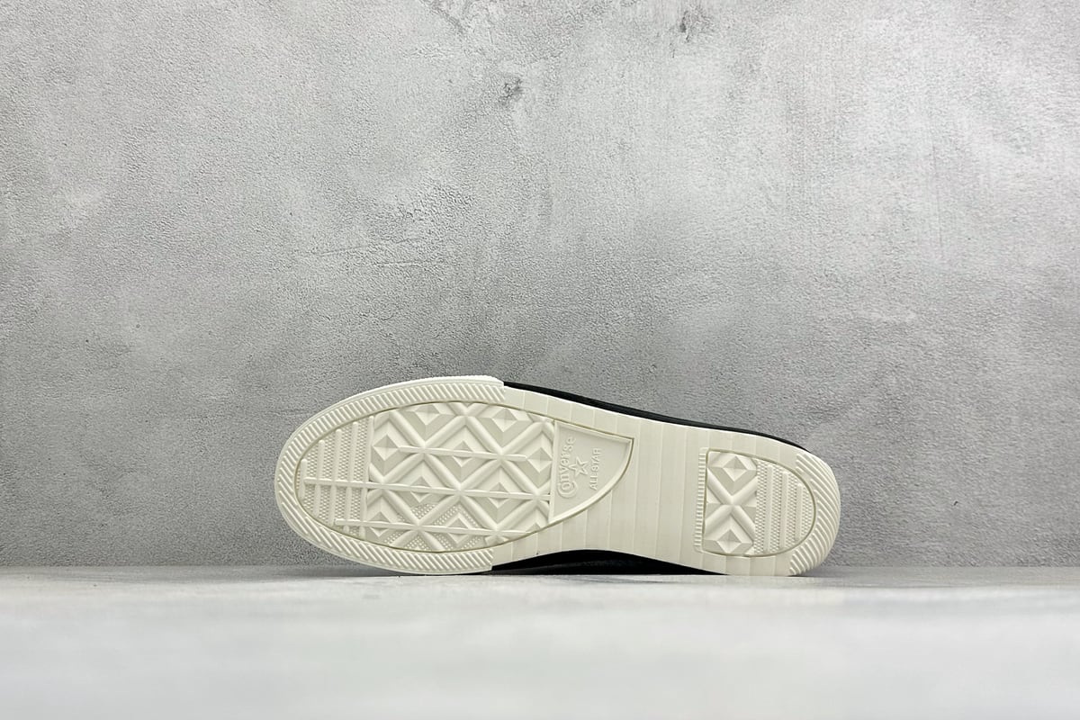 匡威 Converse All Star 自从2019年匡威进军篮球鞋市场往后给我们带来了All Star Pro BB Evo和Converse G4,也签约了第三位代言人谢伊-吉尔吉斯-亚历山大,给我们带来了全新的Converse All Star Pro BB Evo鞋款,相比较原版BB Low,Evo版本拥有着更为合理的低帮设计。就BB low的体验来说,从第一次上脚我就对他赋予了高度评价:这是一双训练脚踝力量的神器!但很显然,全新的Evo版本提高了鞋帮后势的幅度,看起来安全了很多。整双球鞋带来安全感的也不仅仅只有简单的低帮弧度改良。再设计的鞋面其实是EVO版本最大的亮点-实拍图4