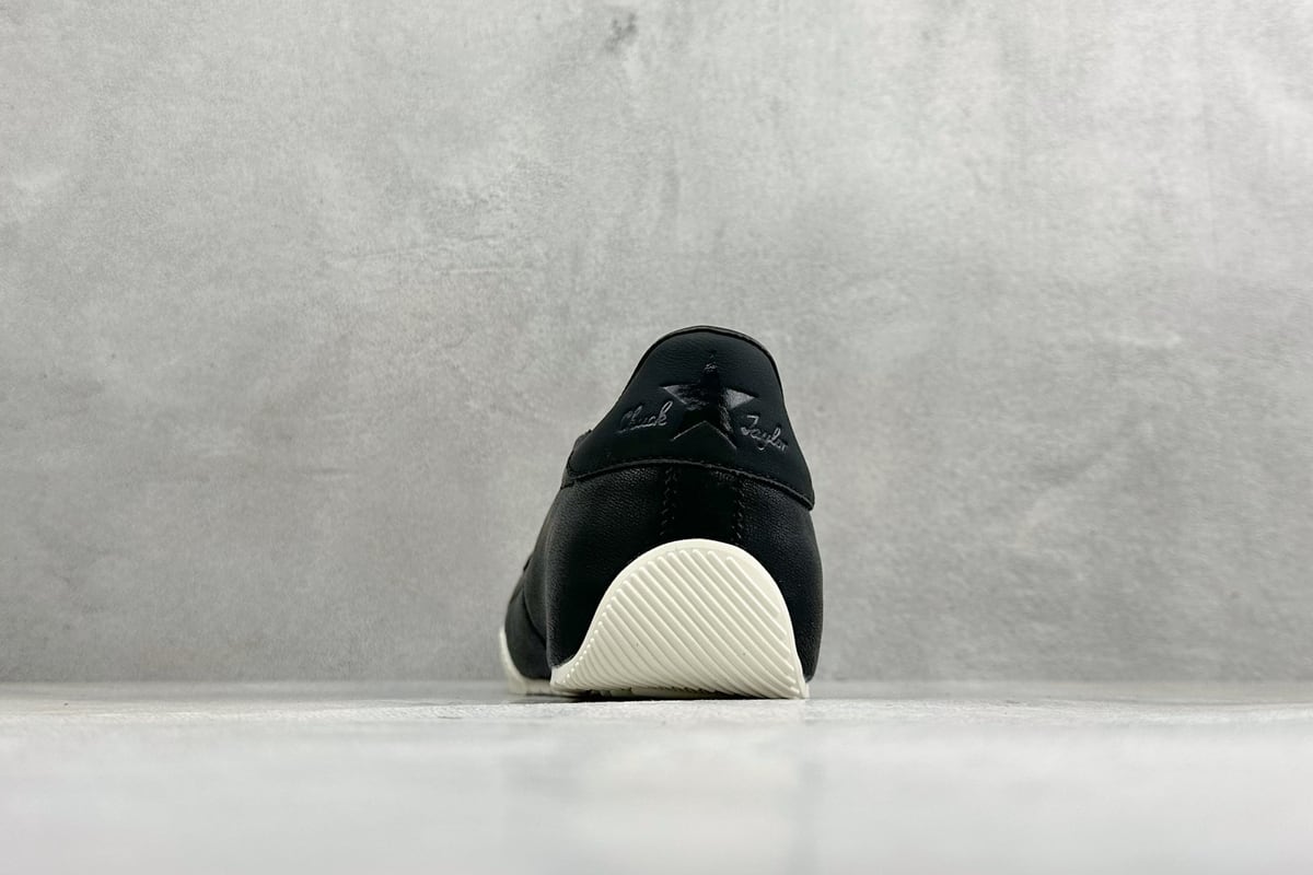 匡威 Converse All Star 自从2019年匡威进军篮球鞋市场往后给我们带来了All Star Pro BB Evo和Converse G4,也签约了第三位代言人谢伊-吉尔吉斯-亚历山大,给我们带来了全新的Converse All Star Pro BB Evo鞋款,相比较原版BB Low,Evo版本拥有着更为合理的低帮设计。就BB low的体验来说,从第一次上脚我就对他赋予了高度评价:这是一双训练脚踝力量的神器!但很显然,全新的Evo版本提高了鞋帮后势的幅度,看起来安全了很多。整双球鞋带来安全感的也不仅仅只有简单的低帮弧度改良。再设计的鞋面其实是EVO版本最大的亮点-实拍图6