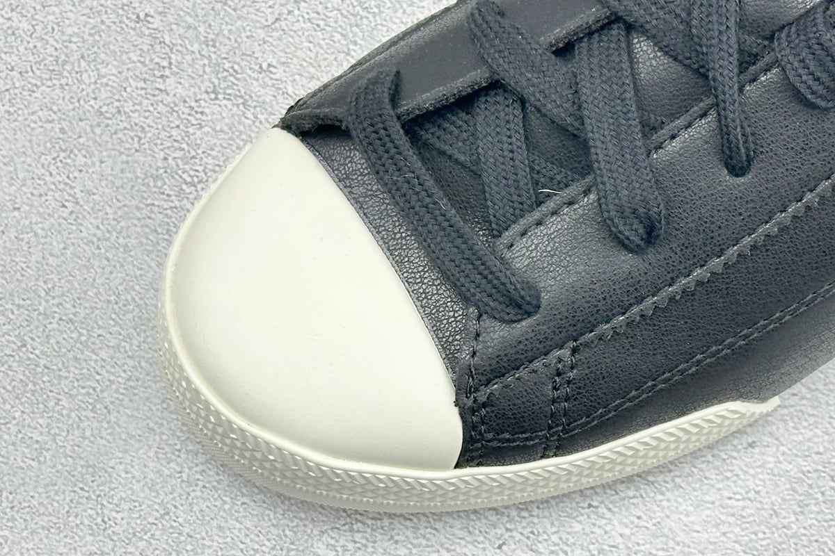 匡威 Converse All Star 自从2019年匡威进军篮球鞋市场往后给我们带来了All Star Pro BB Evo和Converse G4,也签约了第三位代言人谢伊-吉尔吉斯-亚历山大,给我们带来了全新的Converse All Star Pro BB Evo鞋款,相比较原版BB Low,Evo版本拥有着更为合理的低帮设计。就BB low的体验来说,从第一次上脚我就对他赋予了高度评价:这是一双训练脚踝力量的神器!但很显然,全新的Evo版本提高了鞋帮后势的幅度,看起来安全了很多。整双球鞋带来安全感的也不仅仅只有简单的低帮弧度改良。再设计的鞋面其实是EVO版本最大的亮点-实拍图7