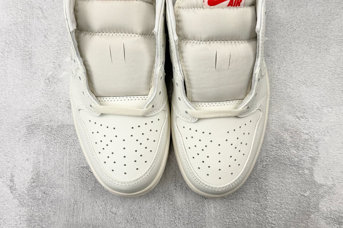 乔丹 Air Jordan 1 Retro OG 白色 鞋标实拍图
