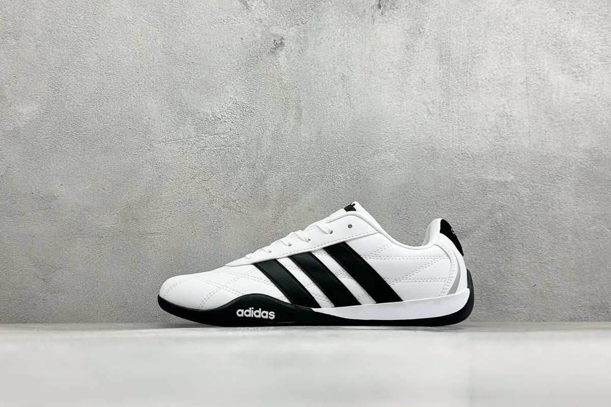 阿迪达斯 Adidas Trainers 赛车跆拳道二代 阿迪经典复古慢跑鞋 白银 正面实拍图