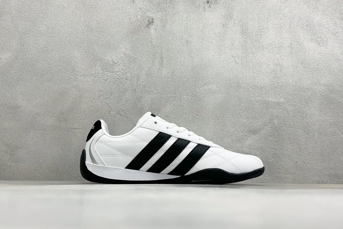 阿迪达斯 Adidas Trainers 赛车跆拳道二代 阿迪经典复古慢跑鞋 白银 侧面实拍图