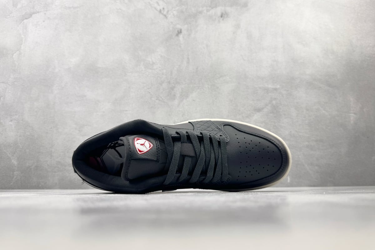 乔丹 Air Jordan 1 SE 公司级 黑白 背面实拍图