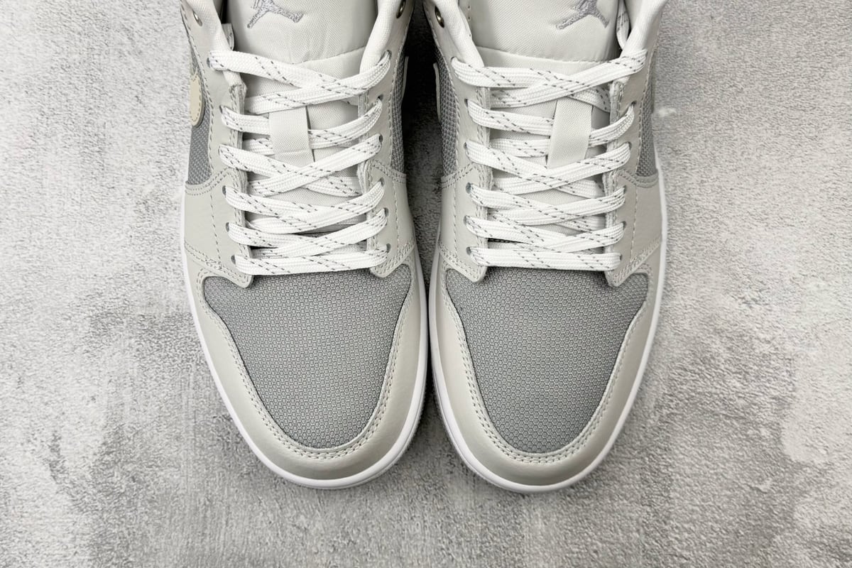 乔丹 Air Jordan 1 SE 浅灰 鞋标实拍图