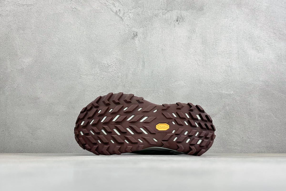 耐克 Nike ACG MOUNTAIN FLY GTX SE 银红黑 鞋头实拍图