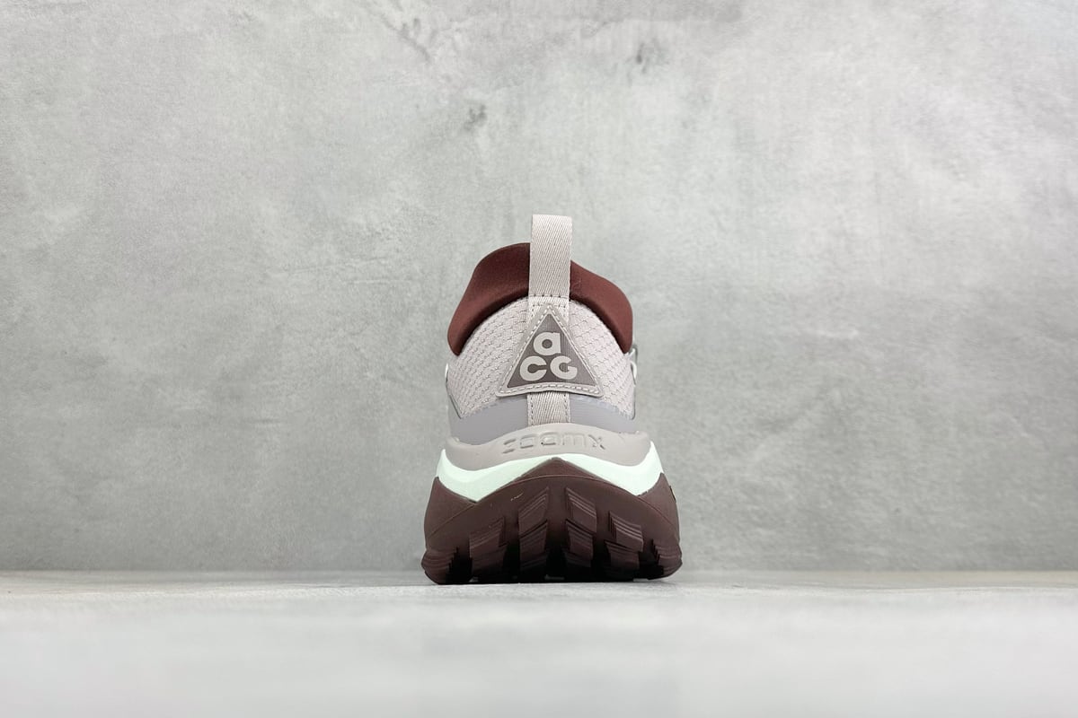 耐克 Nike ACG MOUNTAIN FLY GTX SE 银红黑 鞋底实拍图