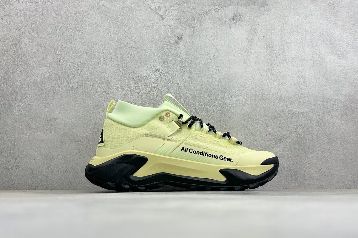 耐克 Nike ACG MOUNTAIN FLY GTX SE 米银黄 侧面实拍图