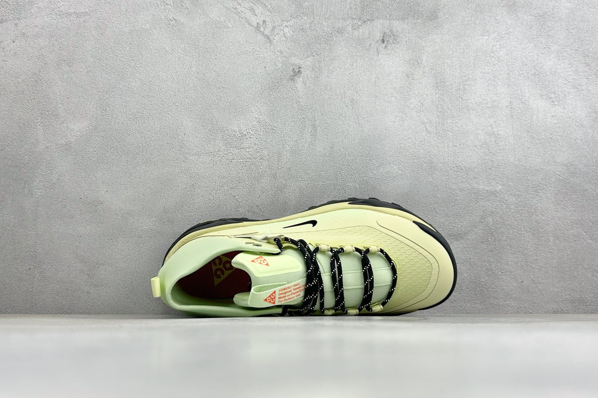 耐克 Nike ACG MOUNTAIN FLY GTX SE 米银黄 背面实拍图