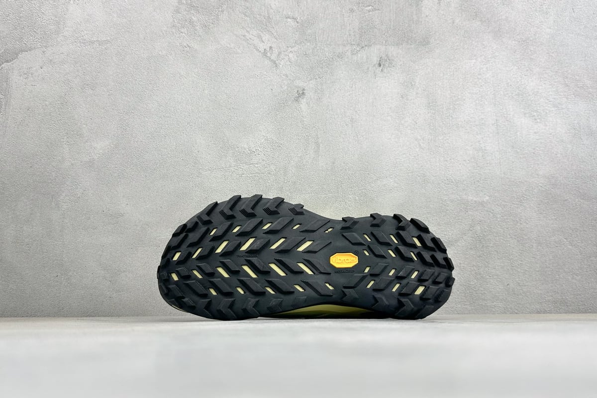 耐克 Nike ACG MOUNTAIN FLY GTX SE 米银黄 鞋头实拍图