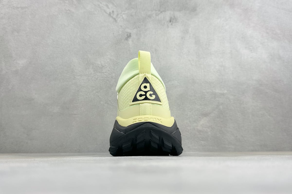 耐克 Nike ACG MOUNTAIN FLY GTX SE 米银黄 鞋底实拍图