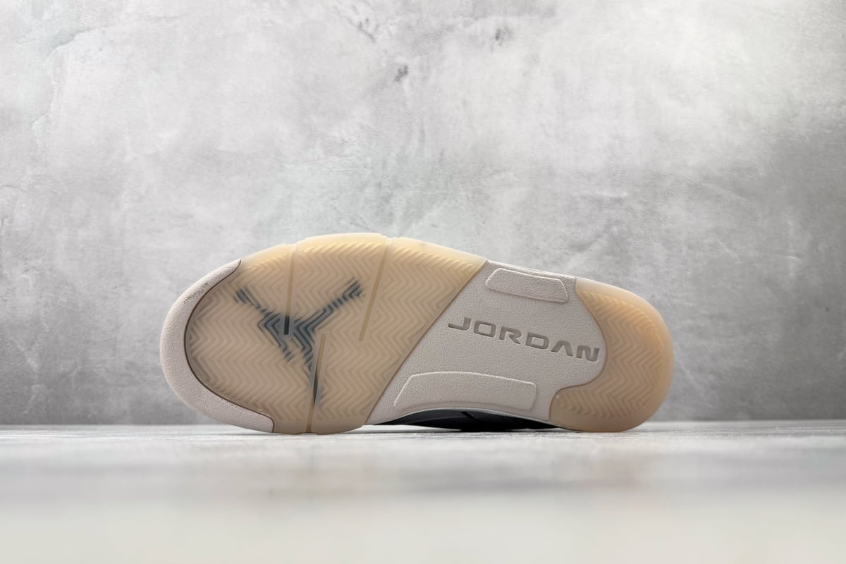 乔丹 Air Jordan Sixty Plus 白黑 鞋头实拍图