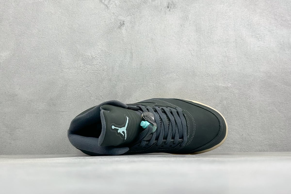 乔丹 Air Jordan 5 Retro High迈克尔 乔丹 AJ5 高帮减震防滑篮球鞋 原楦原纸板 原厂材料开发 细节把控到位 主供外贸客户 打造完美鞋型 纸板中底 钢印 完美版型 皮料自行品鉴 区别市面各种伪纯原-实拍图3