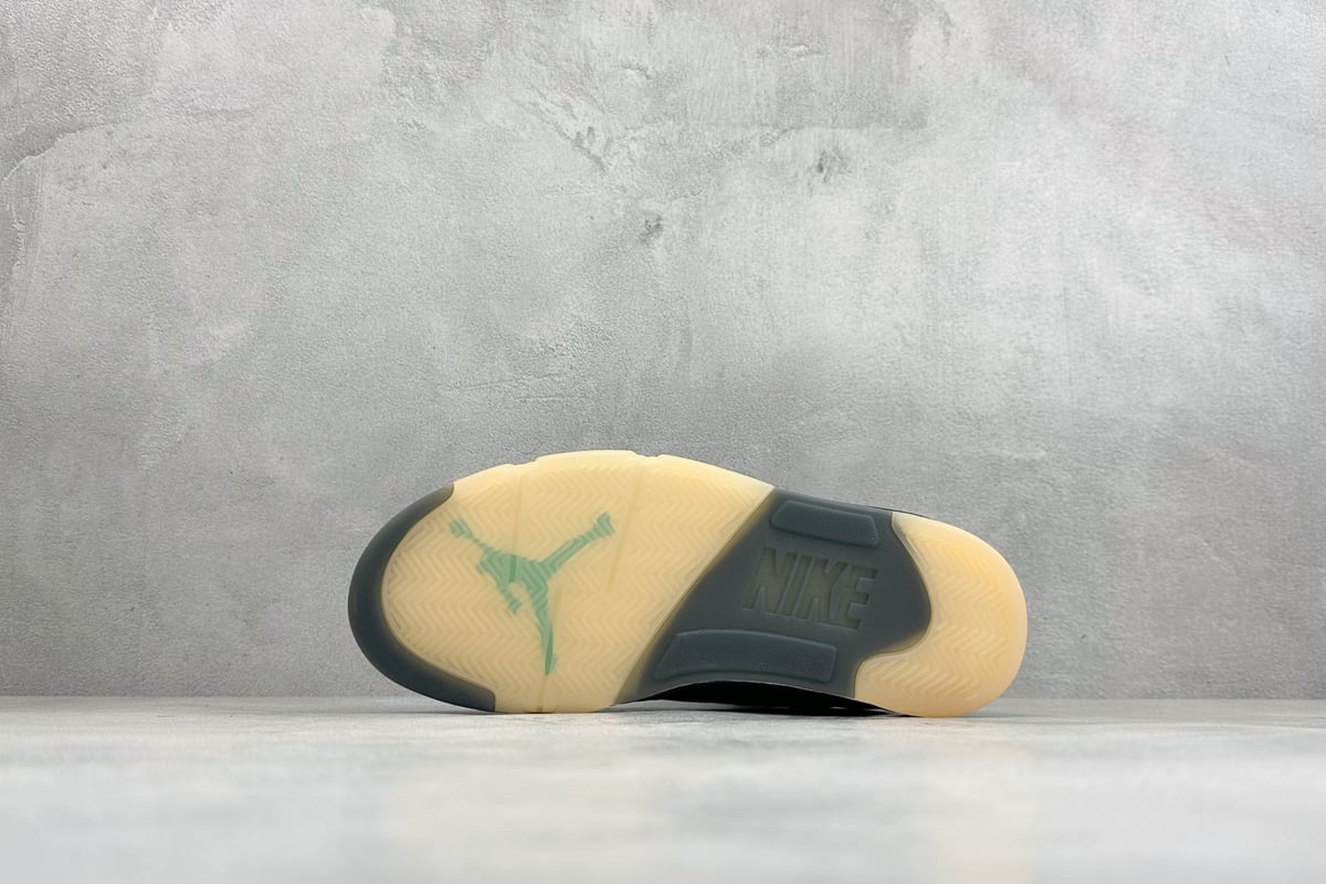 乔丹 Air Jordan 5 Retro High迈克尔 乔丹 AJ5 高帮减震防滑篮球鞋 原楦原纸板 原厂材料开发 细节把控到位 主供外贸客户 打造完美鞋型 纸板中底 钢印 完美版型 皮料自行品鉴 区别市面各种伪纯原-实拍图4