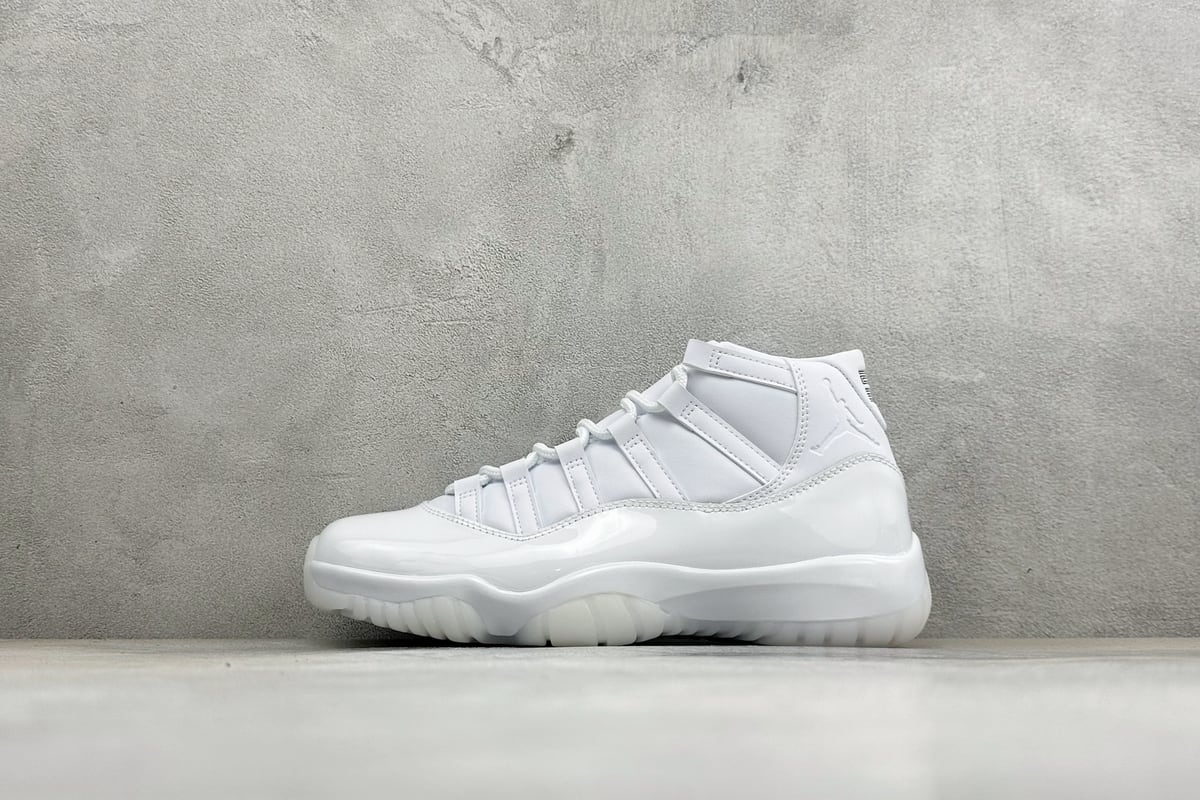 乔丹 Air Jordan Comme Ces Garçons × 11 High 银黑 正面实拍图