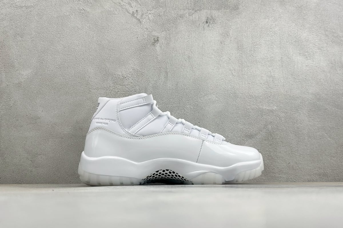 乔丹 Air Jordan Comme Ces Garçons × 11 High 银黑 侧面实拍图
