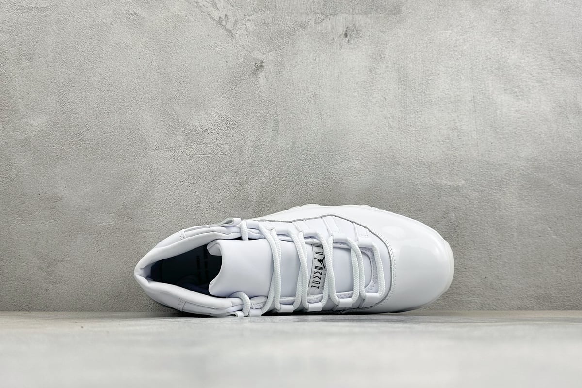 乔丹 Air Jordan Comme Ces Garçons × 11 High 银黑 背面实拍图