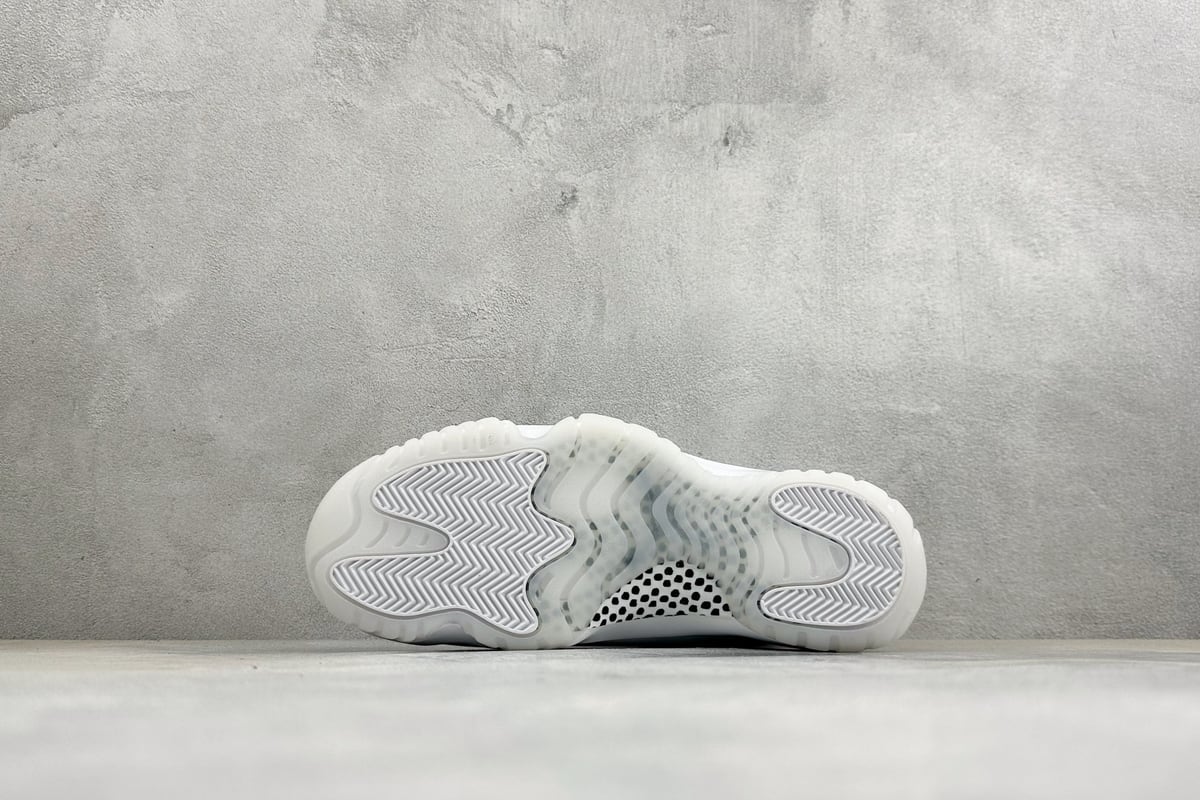 乔丹 Air Jordan Comme Ces Garçons × 11 High 银黑 鞋头实拍图