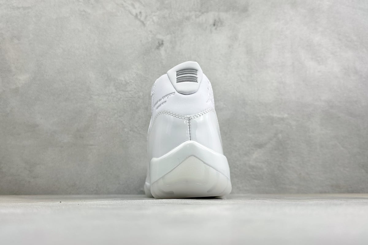 乔丹 Air Jordan Comme Ces Garçons × 11 High 银黑 鞋底实拍图