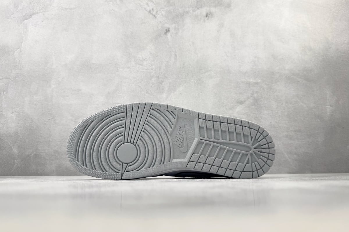 乔丹 Air Jordan 1 SE 灰白 鞋头实拍图