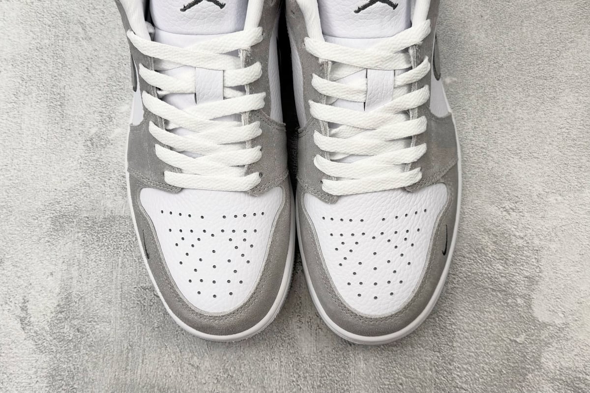 乔丹 Air Jordan 1 SE 灰白 鞋标实拍图