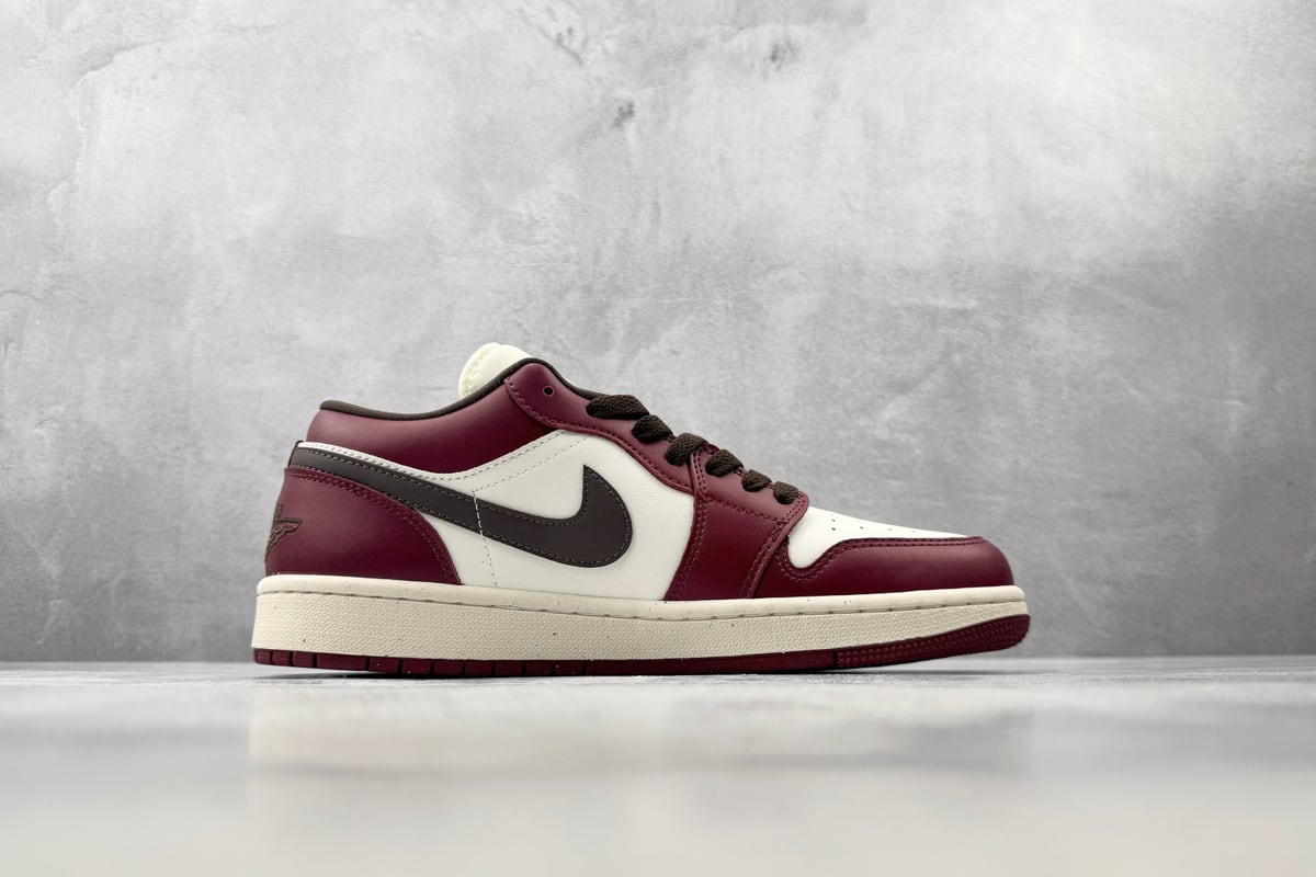 乔丹 Air Jordan 1 红色 侧面实拍图