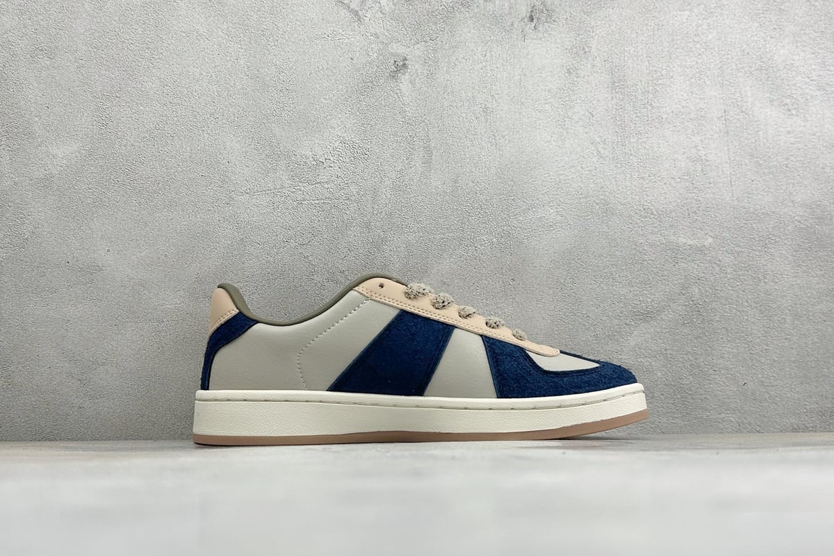 阿迪达斯 Adidas originals × Whitaker Group BW 白蓝黑 侧面实拍图