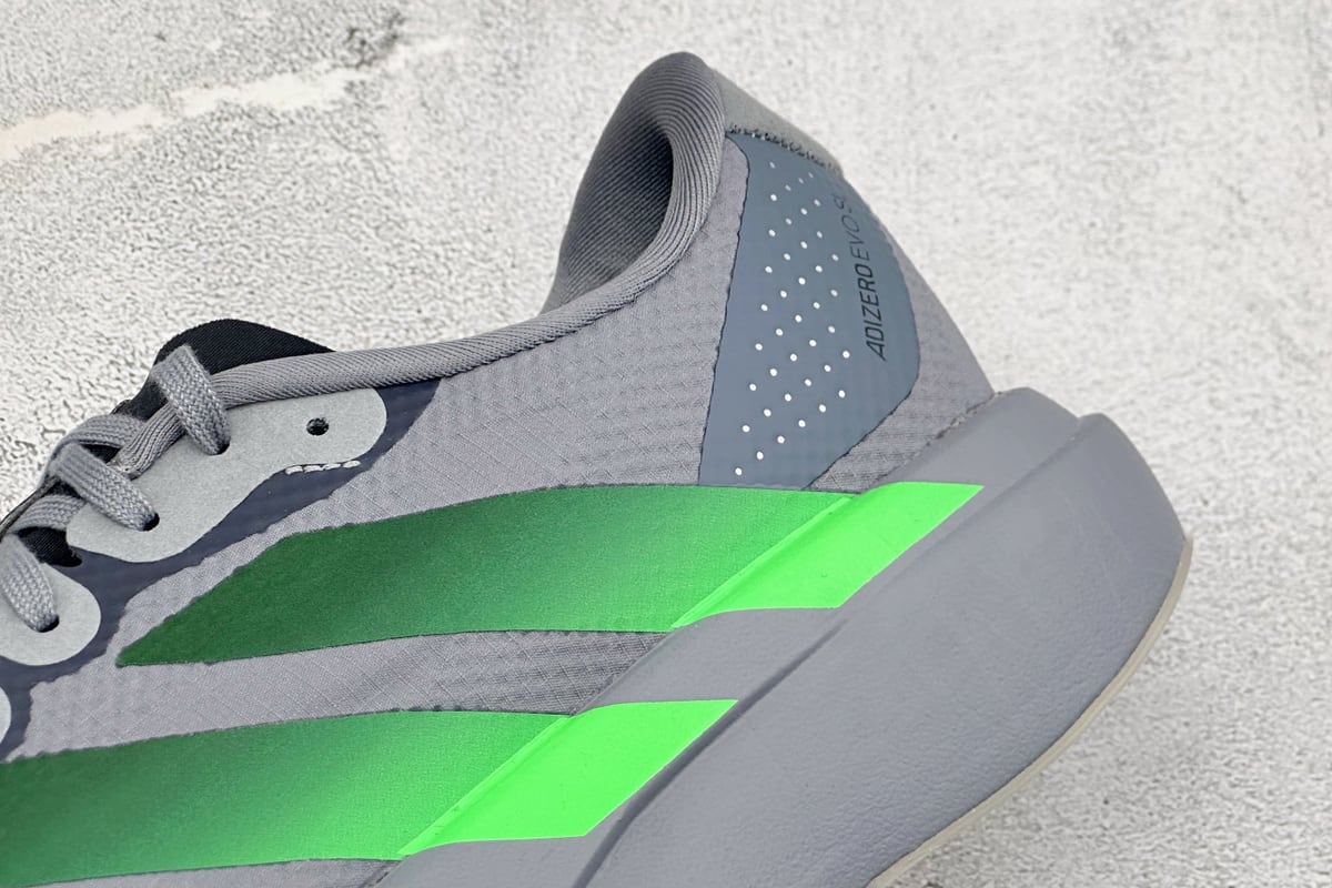 阿迪达斯 Adidas Adizero Evo SL 阿迪超轻透气缓震跑鞋 整体外观造型与adiZero Adios Pro EVO 1非常相似 中底配置方面搭载全掌Lightstrike Pro-实拍图9