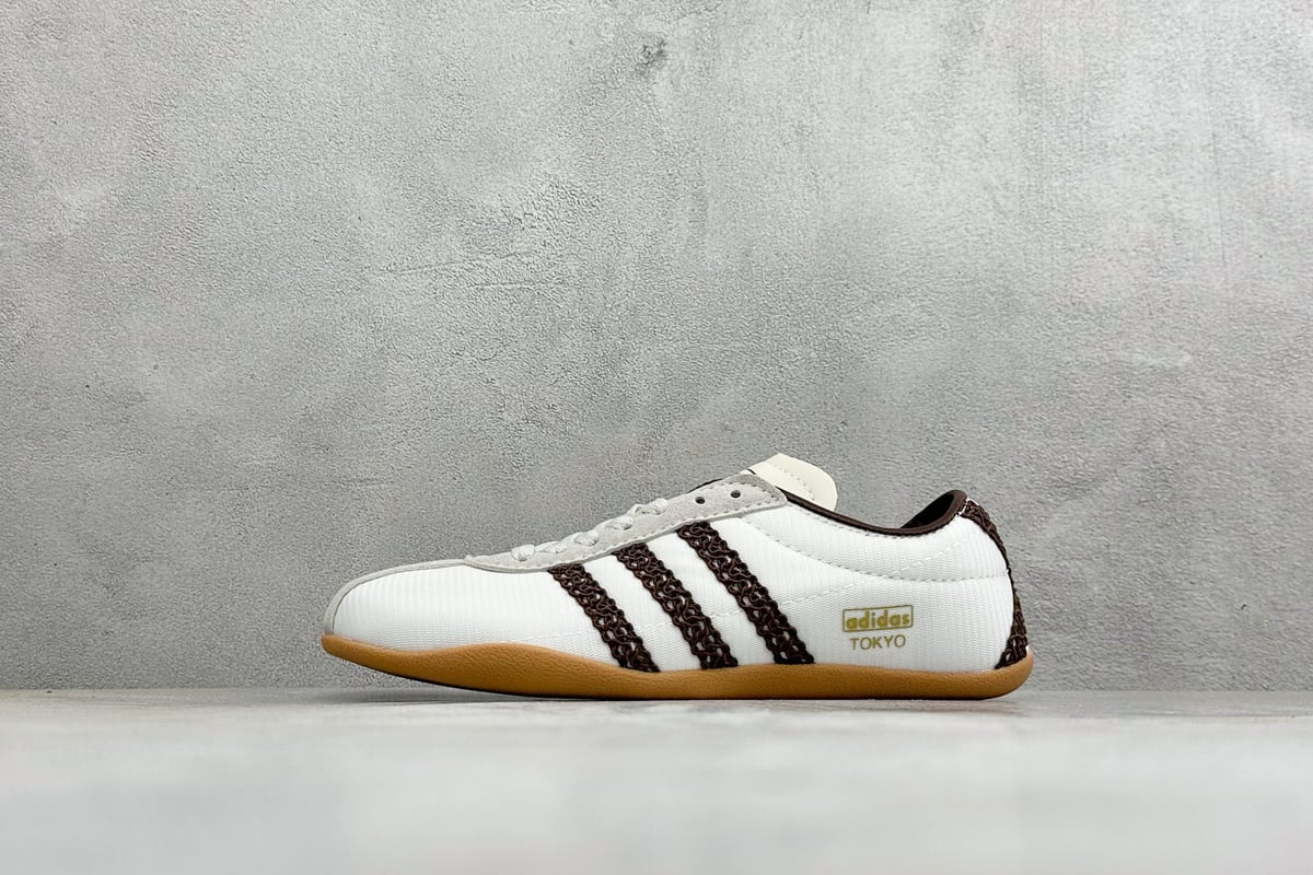 阿迪达斯 Adidas Tokyo W 阿迪达斯 舒适百搭经典休闲运动鞋 鞋面设计舒适贴合脚面 同时采用柔软材质 穿着轻便舒适 侧面刻有金色的标志 增添辨识度 超薄橡胶外底提供灵活的牵引力 加强抓地力的纹路 具有良好的稳定性和灵活性 日常穿搭舒适且防滑-实拍图1