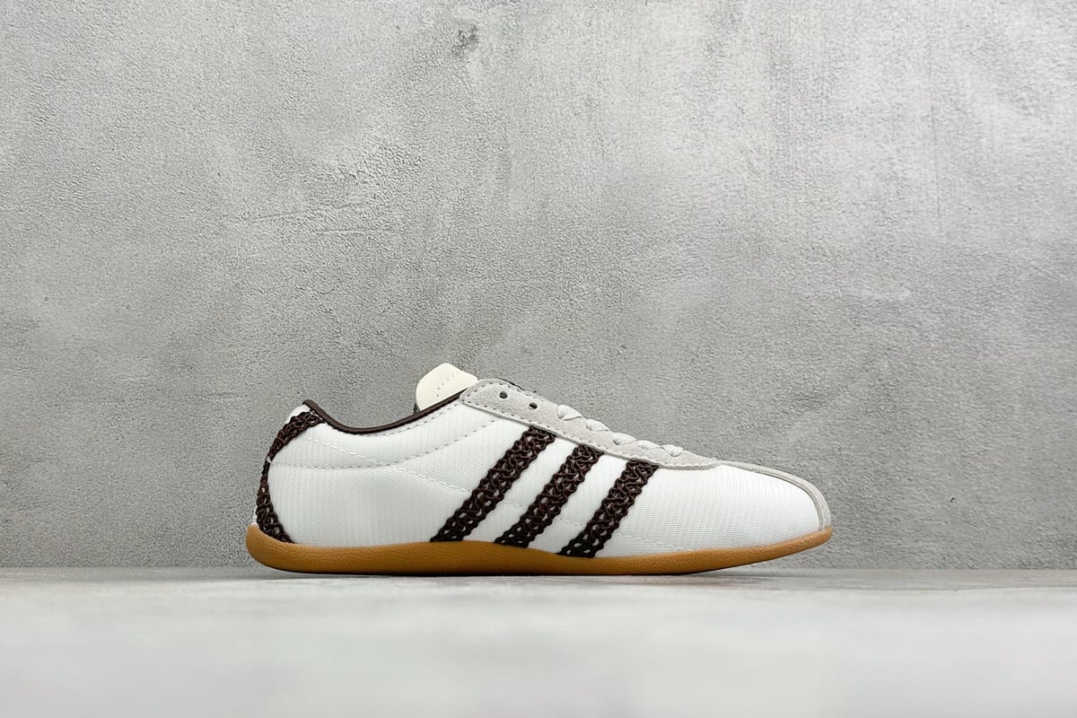 阿迪达斯 Adidas Tokyo W 阿迪达斯 舒适百搭经典休闲运动鞋 鞋面设计舒适贴合脚面 同时采用柔软材质 穿着轻便舒适 侧面刻有金色的标志 增添辨识度 超薄橡胶外底提供灵活的牵引力 加强抓地力的纹路 具有良好的稳定性和灵活性 日常穿搭舒适且防滑-实拍图2